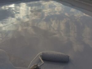 ローラーで防水工事を行ってる様子