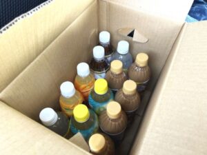 ダンボール箱に入ったたくさんのペットボトル