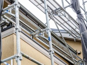 外壁塗装工事に備えて設置された仮設足場