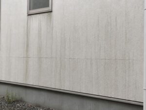 明るい外壁に付着した雨だれ汚れ・黒ずみ