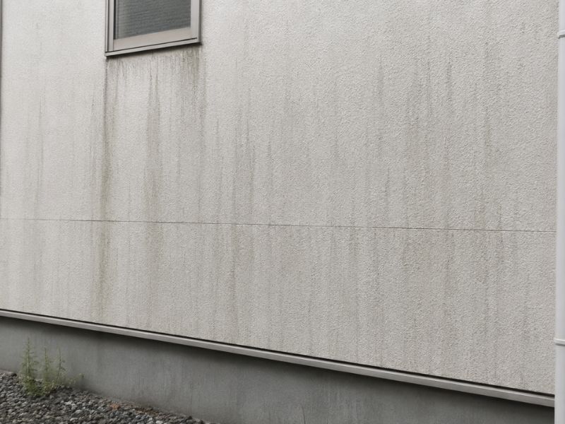 【外壁塗装】気になる外壁の「雨だれ」汚れ。原因と目立ちにくくするための色選びのヒント